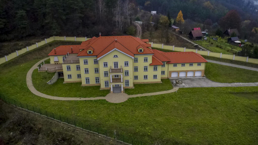 Najprv nebolo jasné, čo zamýšľajú Saganovci so sídlom robiť. Do úvahy spadali rôzne varianty. Napríklad Saganove múzeum, rodinné sídlo či využitie ne ubytovacie služby.