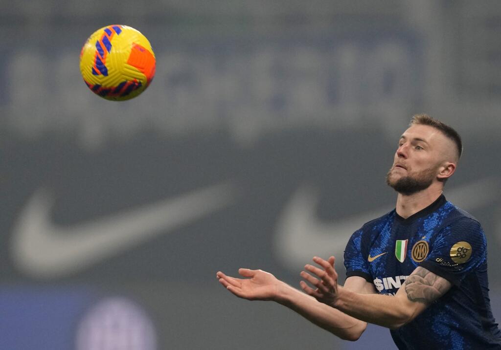 Na snímke slovenský obranca Interu Milan Škriniar s loptou v zápase 24. kola talianskej Serie A vo futbale Inter Miláno - AC Miláno v sobotu 5. februára 2022.