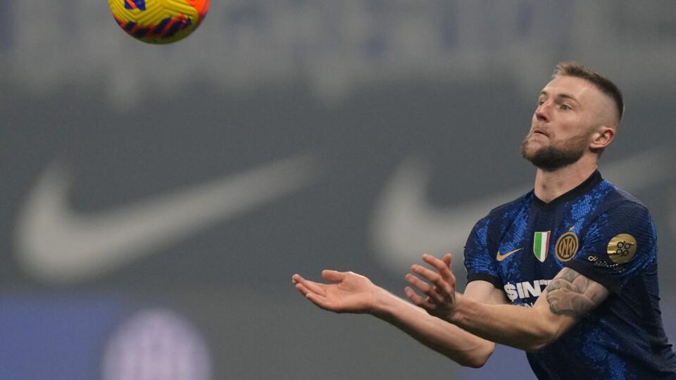 EBE 53 Miláno - Na snímke slovenský obranca Interu Milan Škriniar s loptou v zápase 24. kola talianskej Serie A vo futbale Inter Miláno - AC Miláno v sobotu 5. februára 2022. FOTO TASR/AP
Inter Milan's Milan Skriniar controls the ball during the Serie A soccer match between Inter Milan and AC Milan at the San Siro Stadium, in Milan, Italy, Saturday, Feb. 5, 2022. (AP Photo/Antonio Calanni)