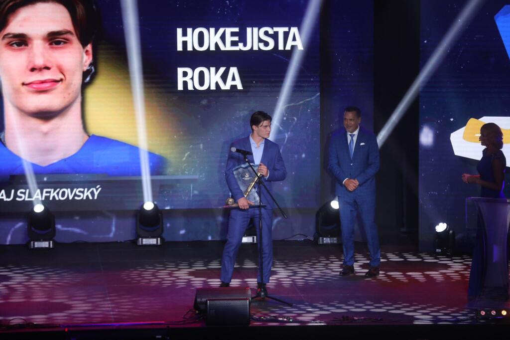 Juraj Slafkovský sa stal Hokejista roka 2022.