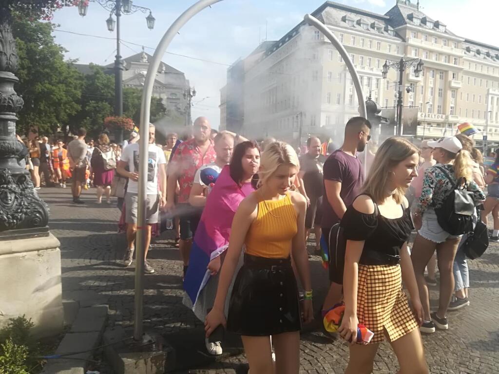 Dav pochodujúci na Dúhovom Pride sa schladil vďaka rozprašovačom vody na námestí.