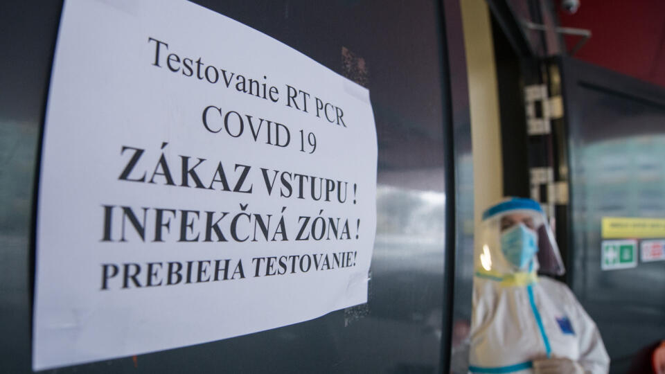 Na snímke odberné miesto na RT - PCR testovanie na zimnom štadióne Ondreja Nepelu v Bratislave 6. februára 2021. FOTO TASR - Martin Baumann