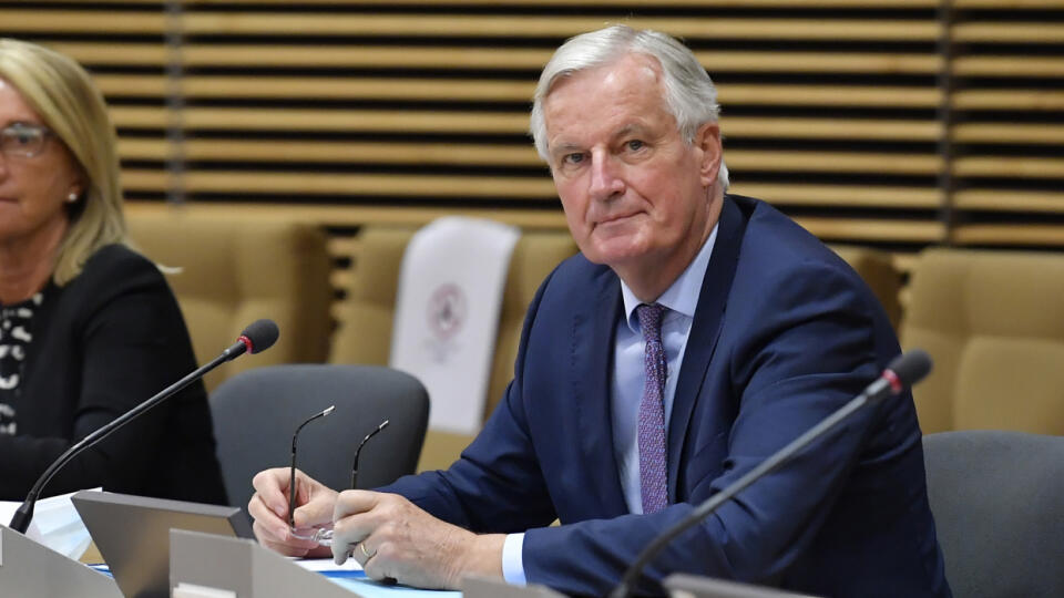 JB 24 Brusel - Hlavný vyjednávač Európskej únie pre brexit Michel Barnier (vpravo) čaká na začatie debaty o po-brexitových vzťahoch so Spojeným kráľovstvom v sídle EÚ v Bruseli 29. júna 2020. V pondelok v Bruseli odštartoval päťtýždňový maratón intenzívnych rokovaní medzi Európskou úniou a Spojeným kráľovstvom. Ich cieľom je dosiahnuť pokrok ohľadom budúcich pobrexitových vzťahov a vyhnúť sa