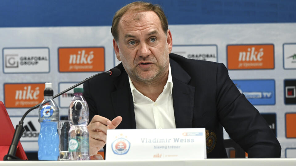 Na snímke nový tréner futbalového klubu ŠK Slovan Bratislava Vladimír Weiss počas tlačovej konferencie k jeho oficiálnemu predstaveniu 14. mája 2021 v Bratislave. FOTO TASR - Pavel Neubauer