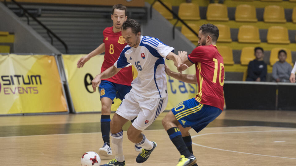 Tomáš Drahovský (v bielom) v akcii v drese Slovenska.