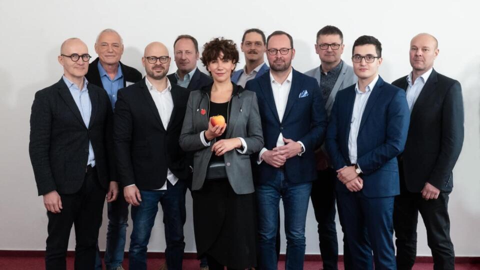 Skupina okolo Lucie Ďuriš Nicholsonovej.