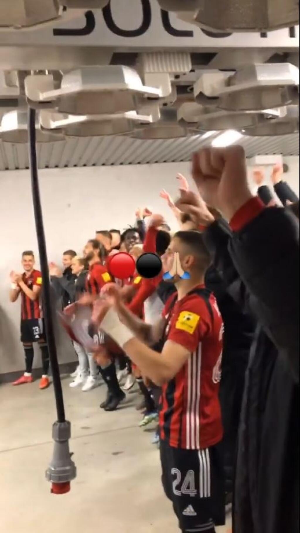 Hoci fanúšikovia sa na tribúny nedostali, ani to nebránilo im a hráčom v pozápasovej ďakovačke.