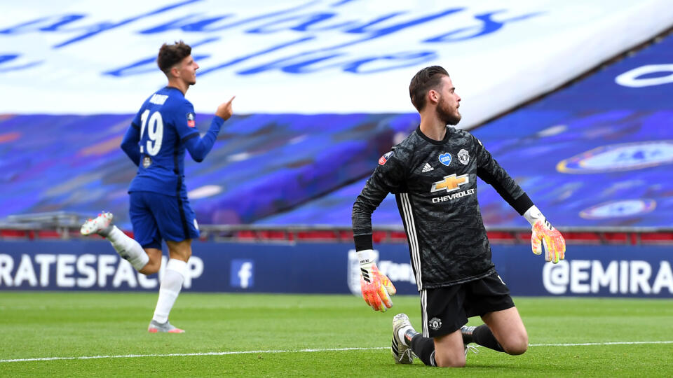 Futbalisti FC Chelsea postúpili do finále anglického FA Cupu. V nedeľňajšom druhom semifinále vo Wembley zdolali Manchester United 3:1. V súboji o trofej nastúpia 1. augusta v londýnskom derby proti Arsenalu, ten v sobotu vyradil Manchester City 2:0.