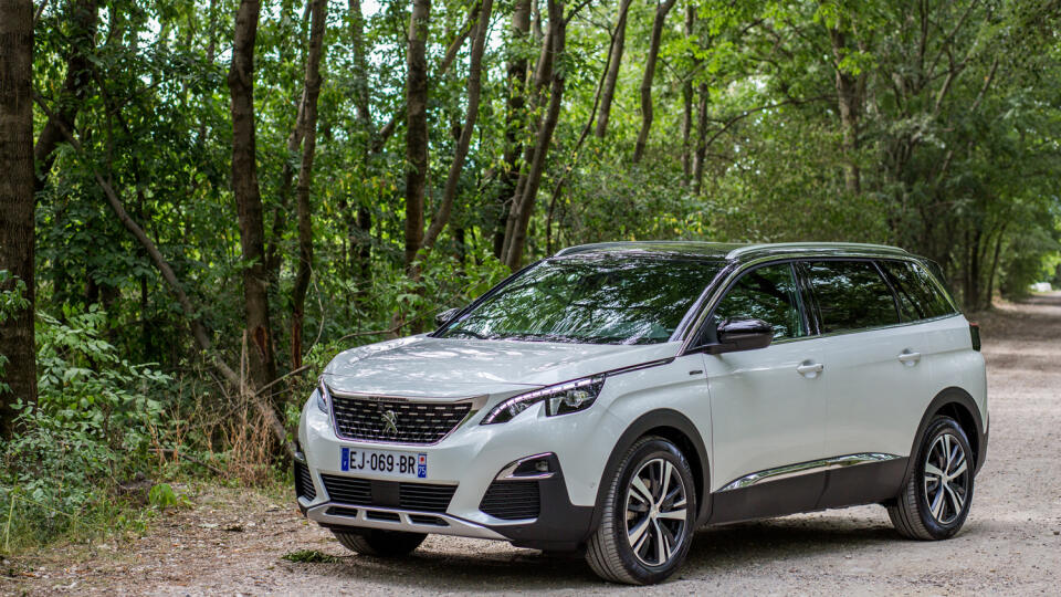 Peugeot 5008 vyzerá výborne, podobnosť s menším modelom 3008 je očividná.