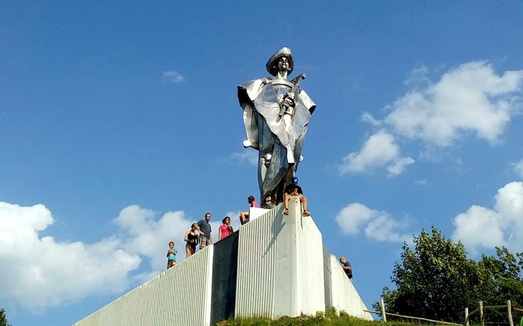 Obľúbenou turistickou atrakciou je socha Jánošíka v Terchovej.