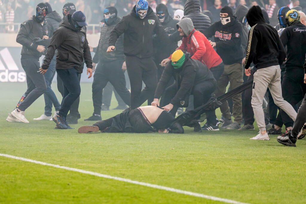 Rivalita dvoch nezmieriteľných súperov sa v 161. derby zvrhla na nechutné potýčky a dokonca bitku chuligánov Trnavy a Slovana priamo na hracej ploche.