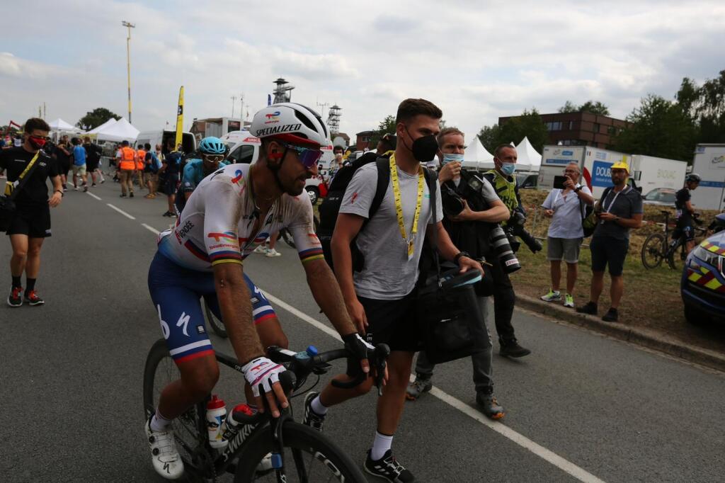 Na cyklistov čakalo jedenásť úsekov s kockami, ktoré ich v 5. etape poriadne vyčerpali a preverili. Sagan navyše zažil tvrdý pád, ktorý mu na pohode nepridal. Do cieľa prišiel poriadne zafúľaný.