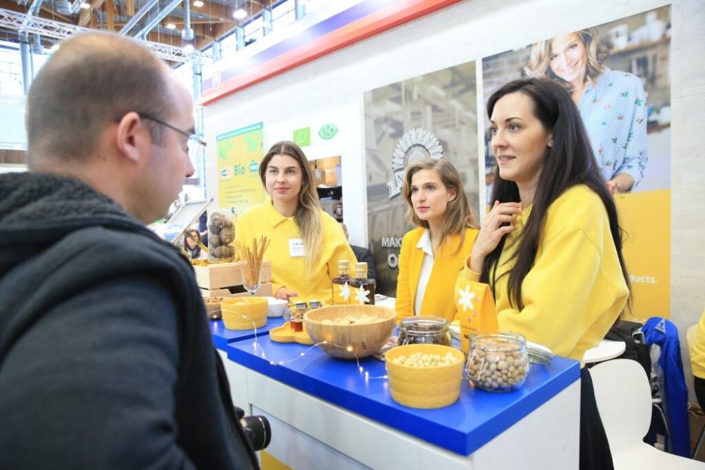 Katarína ani po rozchode s Petrom nezaháľa a venuje sa rodinnému biznisu. Takto sme ju "nachytali" v Norimbergu na bio veľtrhu rovno pri práci.