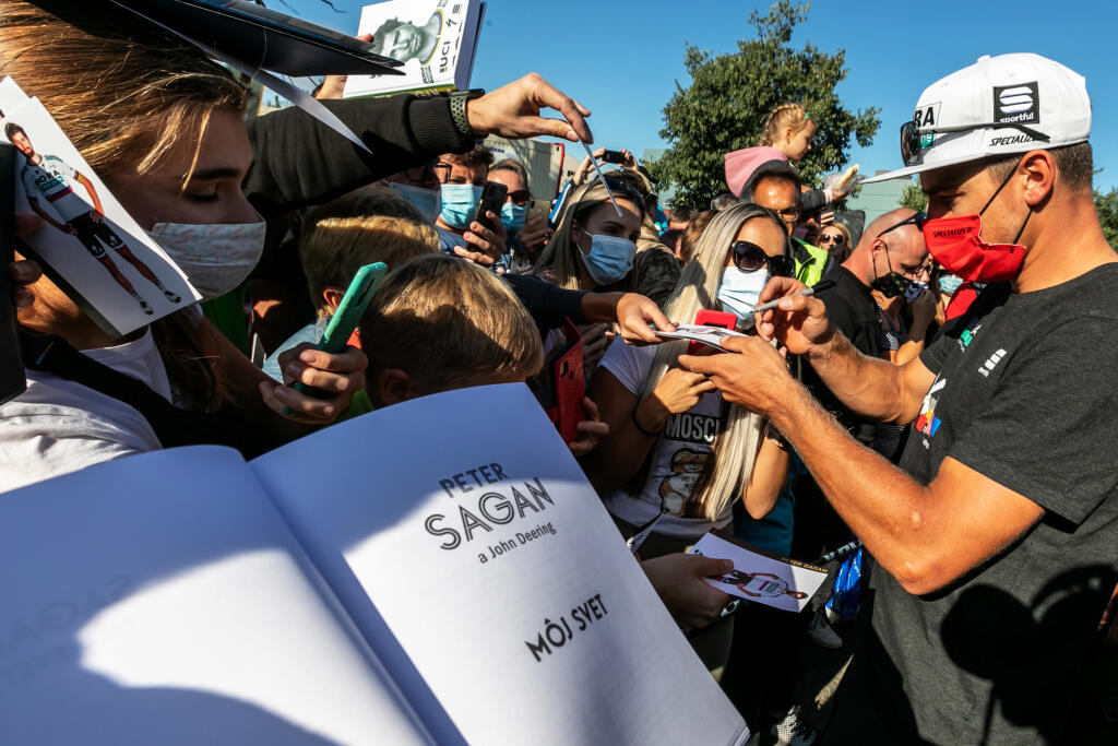 Uvidíme Tour de France opäť s prísnymi obmedzeniami? Nie je vylúčené, že nadšení fanúšikovia sa k cyklistom takto blízko nedostanú.