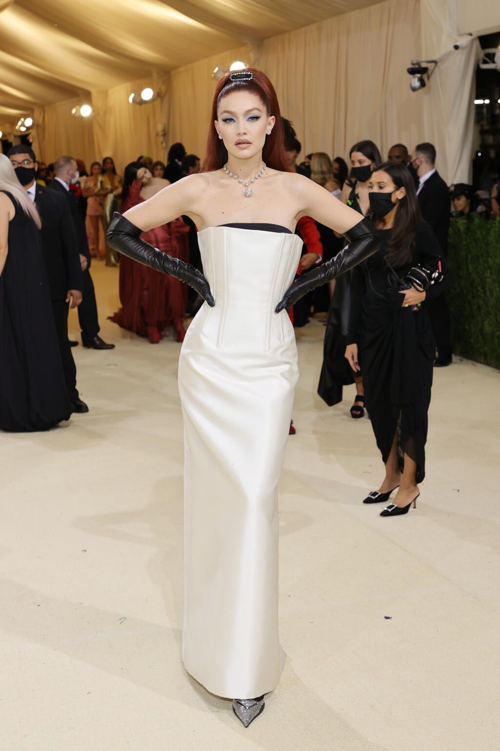 Gigi Hadid v šatách Prada.