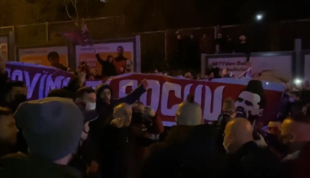 Transparent neušiel pozornosti ani nášmu futbalistovi a osobne sa šiel priaznivcom poďakovať.