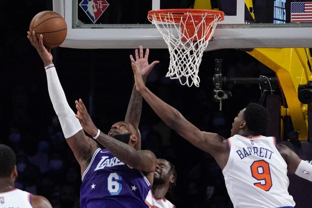 KK18 Los Angeles - Útočník LeBron James (vľavo) z Los Angeles Lakers strieľa na kôš, bránia ho dvojica hráčov Julius Randle (uprostred) a RJ Barrett z New Yorku Knicks 5. februára 2022 v Los Angeles. FOTO TASR/AP
Los Angeles Lakers forward LeBron James, left, shoots as New York Knicks forward Julius Randle, center, and guard RJ Barrett defend during the second half of an NBA basketball game Saturday, Feb. 5, 2022, in Los Angeles. The Lakers won 122-115 in overtime. (AP Photo/Mark J. Terrill)