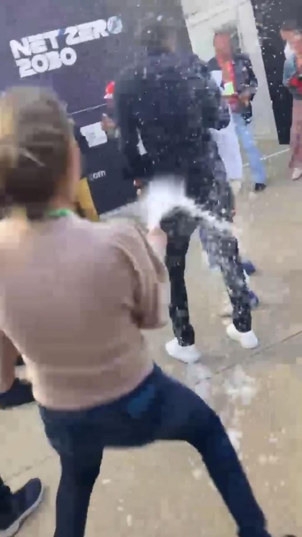 Na VC Veľkej Británie nechýbala ani sestra Micka Schumachera Gina. Tá mala z prvých bodov svojho brata v F1 obrovskú radosť. Oslavovala šampanským, ktorým zaútočila na brata.