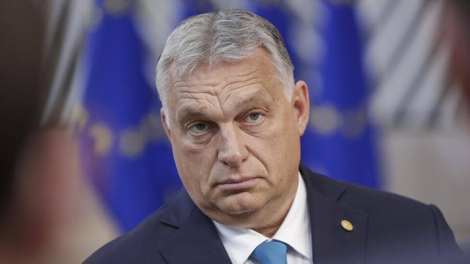 KK7 Brusel - Maďarský premiér Viktor Orbán prichádza na summit EÚ v Bruseli 21. októbra 2021. Dvojdňový summit Európskej únie má ako hlavné témy debaty o náraste cien energií, o očkovaní proti koronavírusovej pandémii, o sporoch spojených s nerešpektovaním zásad právneho štátu a o obchodnej politike EÚ, ale aj o klimatických otázkach, o zahraničnej dimenzii migrácie a o digitalizácii. FOTO TASR/AP
Hungary's Prime Minister Viktor Orban talks to journalists as he arrives for an EU summit in Brusse