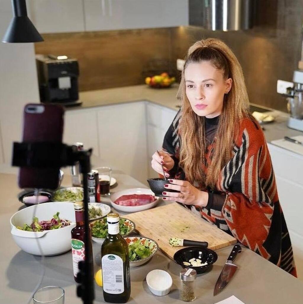 Mária Čírová je veľká milovníčka varenia a pečenia. V bielej priestrannej kuchyni tak trávi veľa času.