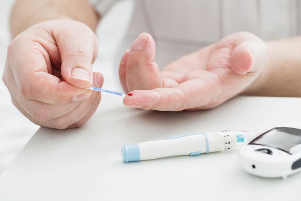 Cukrovka
Cukrovkári majú o 50 percent väčšiu šancu na vznik problémov s pečeňou, najmä na jej stukovatenie. Je to spôsobené tým, že v pečeni cukrovkára sú procesy rozkladania cukrov spomalené alebo menej funkčné.
