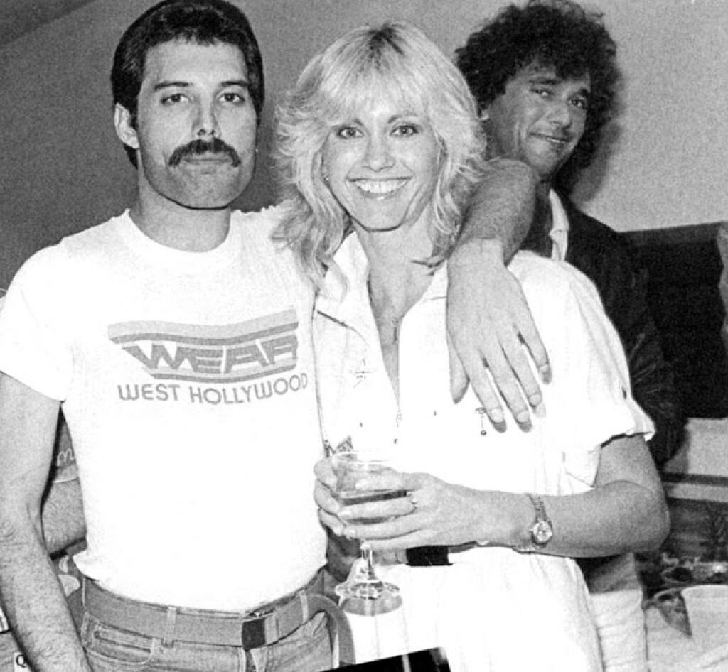 Spevák Queen Freddie Mercury a herečka Olivia Newton John.