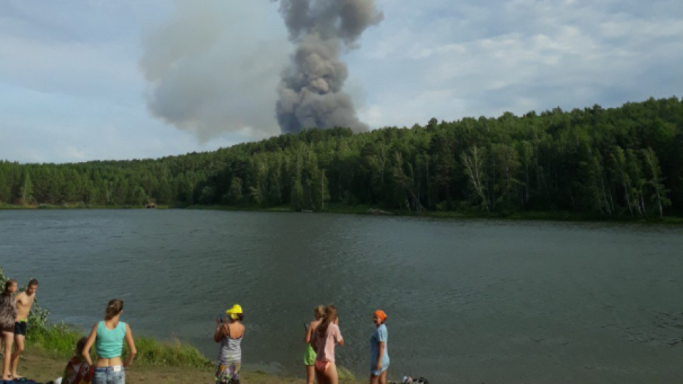 Požiar spôsobil výbuchy, ktoré trvali niekoľko hodín.