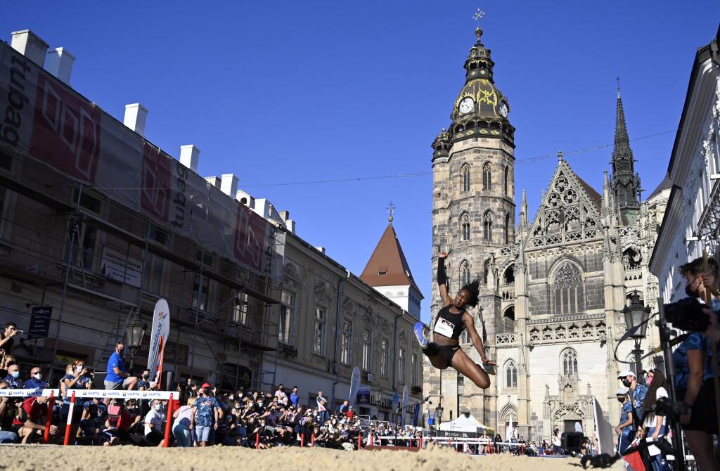 Na snímke britský atlét Jahisha Thomas v skoku do diaľky na mítingu JBL Jump Fest 2021 v Košciach 9. septembra 2021. FOTO TASR - Roman Hanc