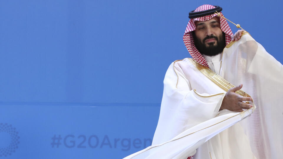 KK22 Buenos Aires - Saudskoarabský princ Muhammad bin Salmán čaká na skupinovú fotografiu počas summitu skupiny G20, združujúcej hospodársky najsilnejšie krajiny sveta a EÚ 30. novembra 2018 v Buenos Aires. FOTO TASR/AP
Saudi Arabia's Crown Prince Mohammed bin Salman stands as leaders gather for the family photo of the G20 Leader's Summit at the Costa Salguero Center in Buenos Aires, Argentina, Friday, Nov. 30, 2018. (AP Photo/Ricardo Mazalan)