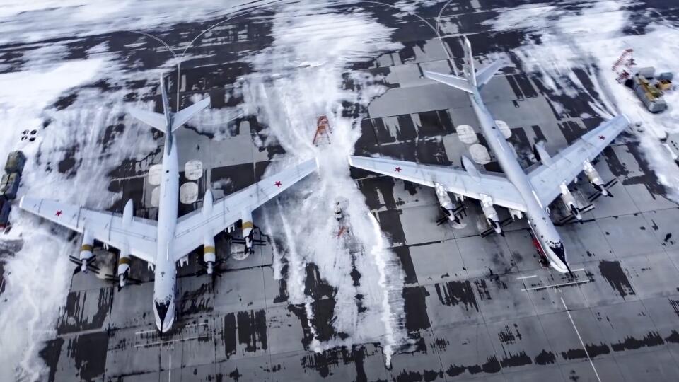 PK 29 archív Engels - Na archívnej snímke z 24. januára 2022 pár bombardérov Tu-95 ruského letectva čaká na leteckej základni pri ruskom meste Engels. Stíhacie lietadlá Britského kráľovského letectva (RAF) v stredu 2. februára 2022 zachytili a eskortovali