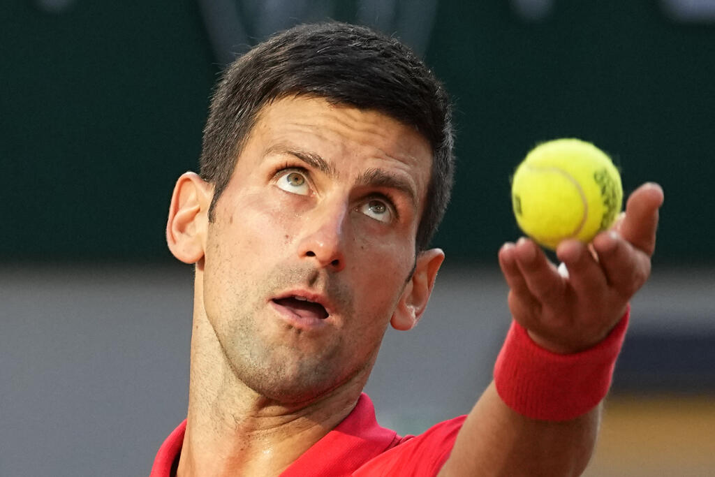 JB 52 Paríž - Srbský tenista Novak Djokovič podáva proti Španielovi Rafaelovi Nadalovi v semifinále dvojhry na grandslamovom turnaji Roland Garros v Paríži 11. júna 2021. FOTO TASR/AP
Serbia's Novak Djokovic serves to Spain's Rafael Nadal during their semifinal match of the French Open tennis tournament at the Roland Garros stadium Friday, June 11, 2021 in Paris. (AP Photo/Michel Euler)