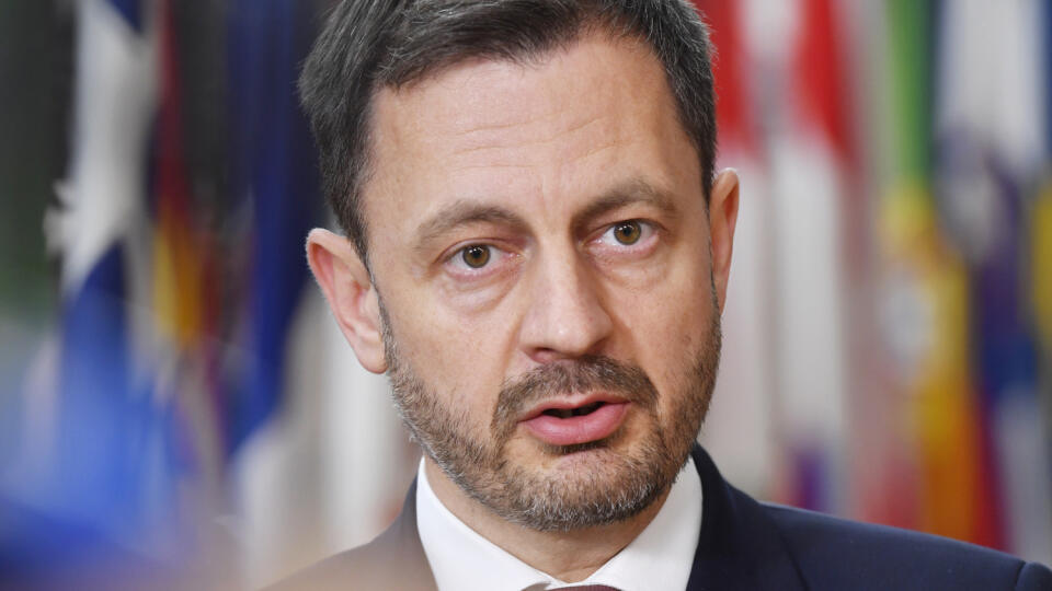 KK18 Brusel - Slovenský premiér Eduard Heger hovorí pred príchodom na dvojdňový mimoriadny summit prezidentov a premiérov krajín Európskej únie o vojne na Ukrajine a energetickej situácii v EÚ 30. mája 2022 v Bruseli. Lídri členských krajín EÚ sa v pondelok popoludní zídu v Bruseli na dvojdňovom mimoriadnom summite, aby prediskutovali bezpečnostnú situáciu v Európe a dôsledky ruskej agresie voči Ukrajine po tom, ako neuspeli tri týždne trvajúce diplomatické snahy o vyrokovanie kompromisu pre pri