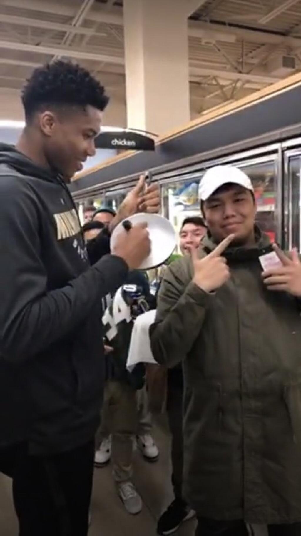 Grécky basketbalista Giannis Antetokounmpo podpísal fanúšikovi panvicu.