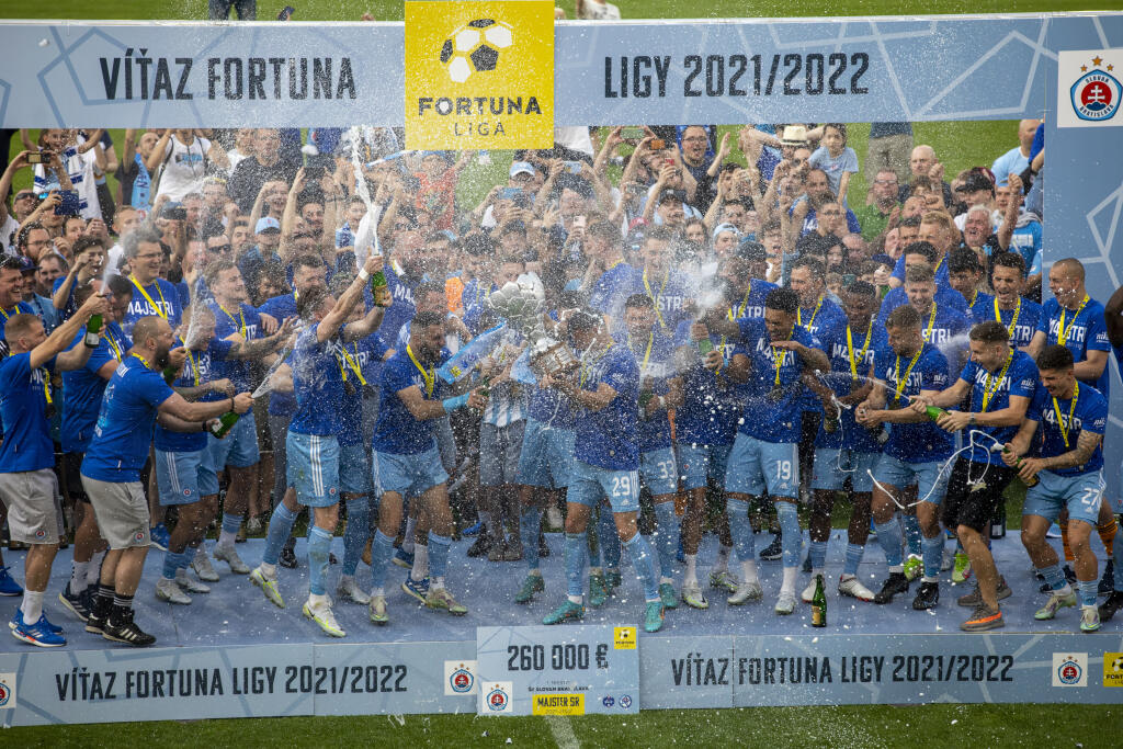 Na snímke futbalisti Slovana Bratislava , ktorý oslavujú zisk 4. titulu Fortuna ligy za sebou.