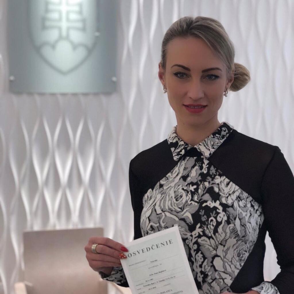Poslankyňa Sme rodina Petra Hajšelová drela poslanecké lavice už počas minulého roka. Pre oko diváka je dobré, že sa opäť dostala do parlamentu.
