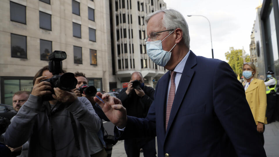 JB 21 Londýn - Hlavný vyjednávač Európskej únie pre brexit Michel Barnier odchádza z Westminsterského konferenčného centra v Londýne 10. septembra 2020. Predstavitelia Spojeného kráľovstva a EÚ začali 8. kolo rokovaní o vystúpení Británie z Únie. FOTO TASR/AP
EU Chief negotiator Michel Barnier, leaves after a meeting at Westminster Conference Centre in London, Thursday, Sept. 10, 2020. UK and EU officials have their eighth round of Brexit negotiations in London. (AP Photo/Kirsty Wigglesworth)