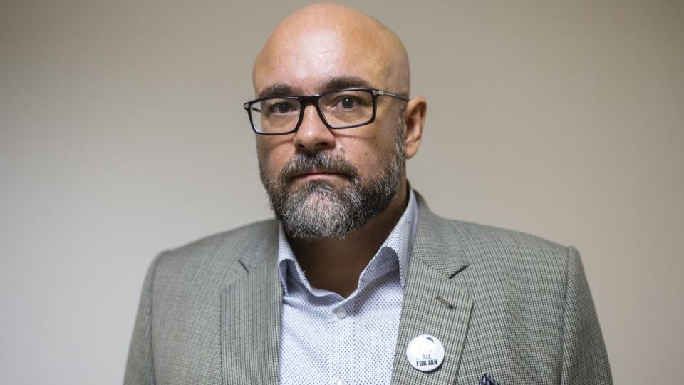 Hlavné pojednávanie v kauze vraždy novinára Jána Kuciaka a jeho snúbenice Martiny Kušnírovej na Špecializovanom trestnom súde (ŠTS) v Pezinku 21. januára 2020. Na snímke predvolaný svedok a šéfredaktor portálu Aktuality.sk Peter Bárdy pred pojednávaním. FOTO TASR – Jakub Kotian