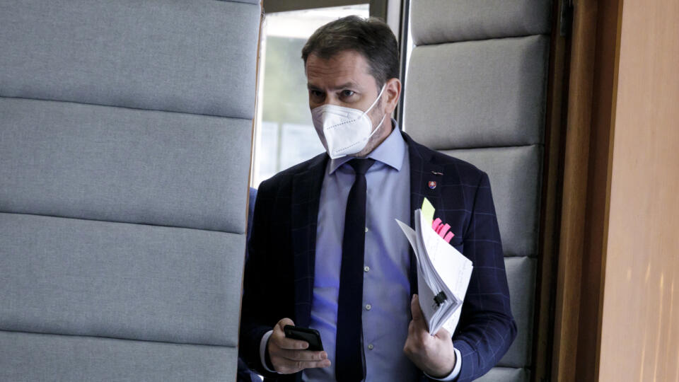 Na snímke podpredseda vlády a minister financií Igor Matovič (OĽaNO) prichádza na tlačový brífing na tému Sputnik V. Dnes mali v jeho dome nahlásiť bombu!
