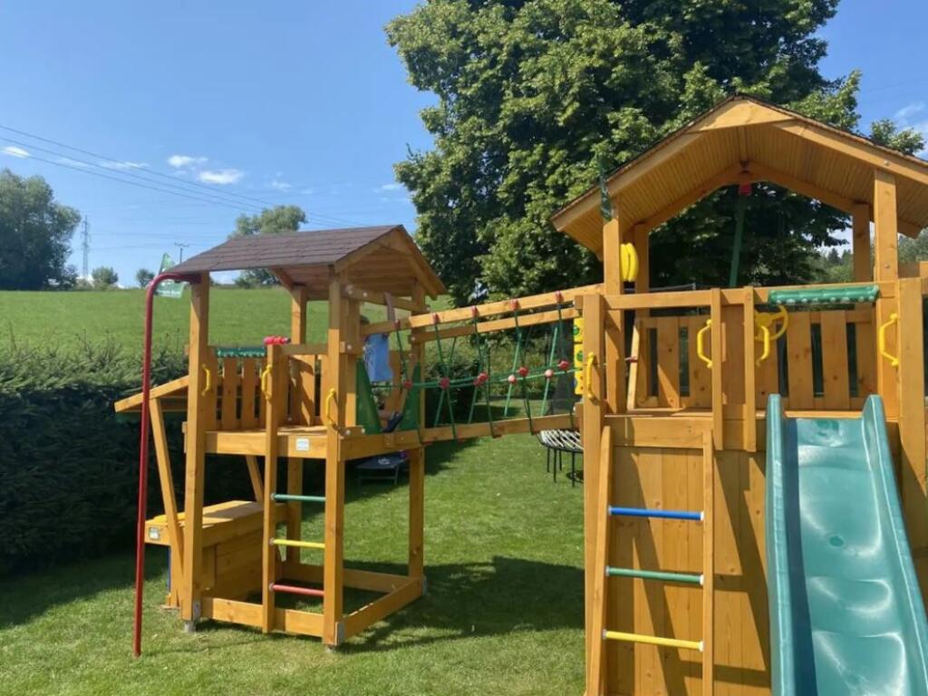 Svoje si nájdu aj najmenší na preliezkach či trampolíne.