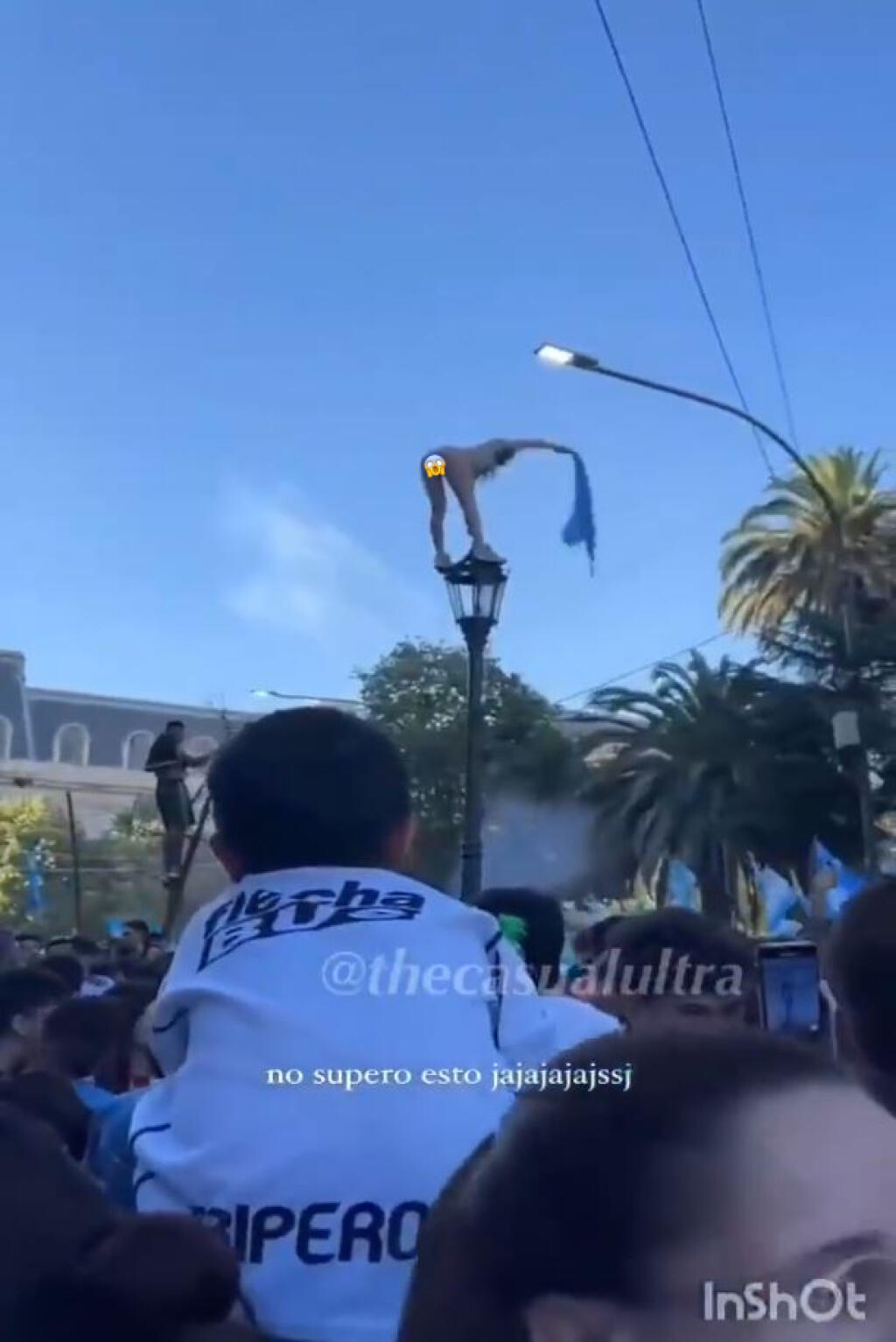 Jedna z fanúšičiek vyliezla na pouličnú lampu a ostatným ukazovala holý zadok a rozkrok. Otázka, ako sa tam dostala, bola jedna z mnohých nezodpovedaných.