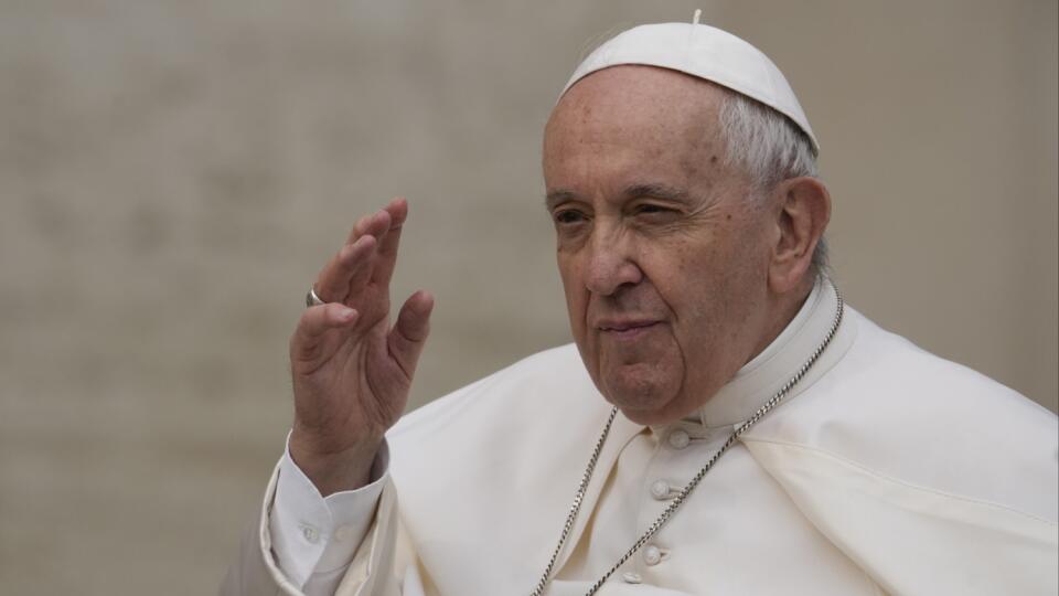JB 18 Vatikán - Pápež František prichádza na svojom papamobile na generálnu audienciu na Námestí svätého Petra vo Vatikáne 4. mája 2022. FOTO TASR/AP
Pope Francis arrives on his popemobile to attend an open-air general audience in St. Peter's Square at The Vatican, Wednesday, May 4, 2022. (AP Photo/Andrew Medichini)