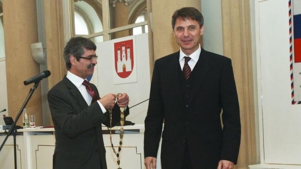 Exprimátor Milan Ftáčnik vyzýva primátora Iva Nesrovnala, aby vysvetlil, či proces výberového konania vyšetruje NAKA a či je aj on jeho súčasťou.