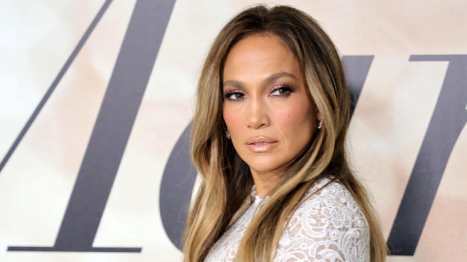 Zatiaľ čo Jennifer Lopez (52) mala na premiére filmu „Vezmi si ma!“ oči len pre svojho Bena, všetci ostatní z očarujúcej herečky nevedeli spustiť zrak. JLo si totiž pre túto príležitosť obliekla krátke čipkované biele šaty, ktorých atypická sukňa jednoznačne vyčnievala z davu.