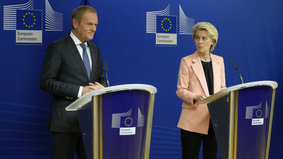 Líder poľskej občianskej koalície Donald Tusk a predsedníčka Európskej komisie Ursula von der Leyenová vystúpili na mediálnej konferencii v sídle EÚ v Bruseli.