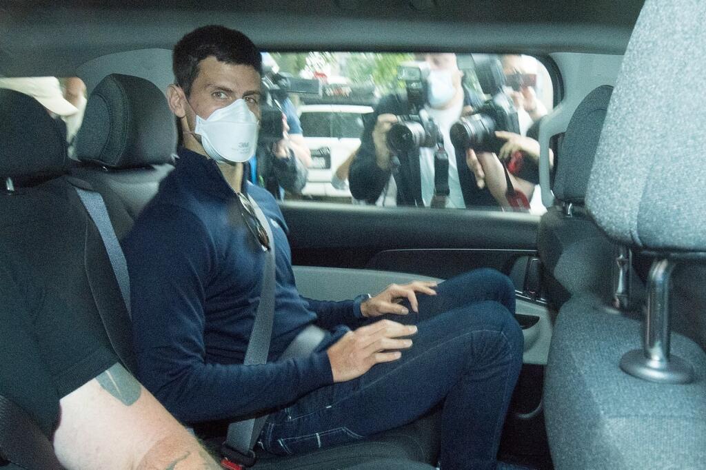Novaka Djokoviča odviedli autom z detenčného hotela na súd.