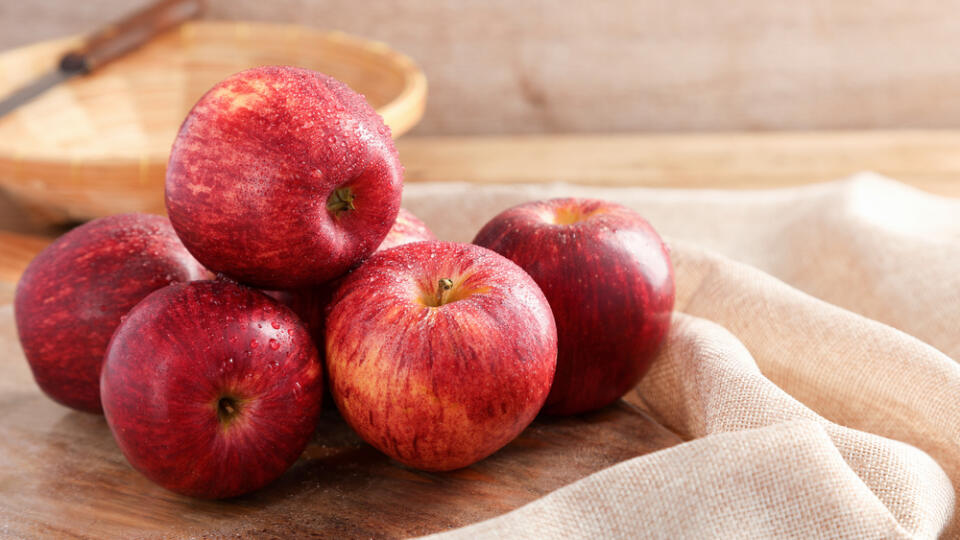 Group,Of,Gala,Apple,On,Wooden,Board,Background,,Fruits,Concept.