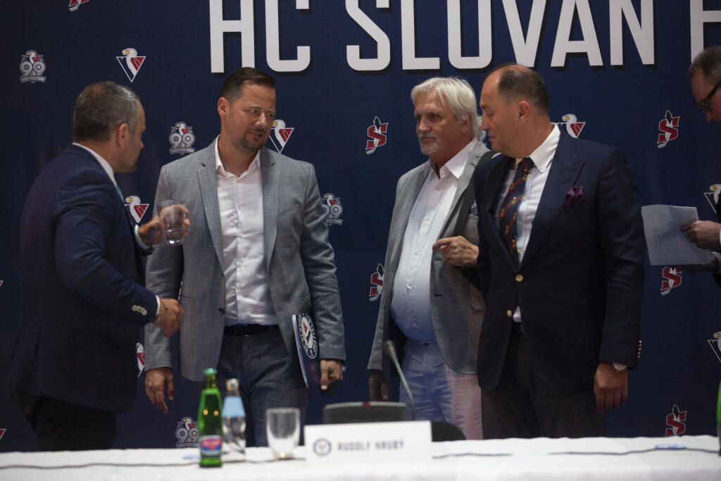 Vďaka novému majiteľovi Rudolfovi Hrubému (druhý sprava) sa Krajči (vpravo) vrátil do klubu.