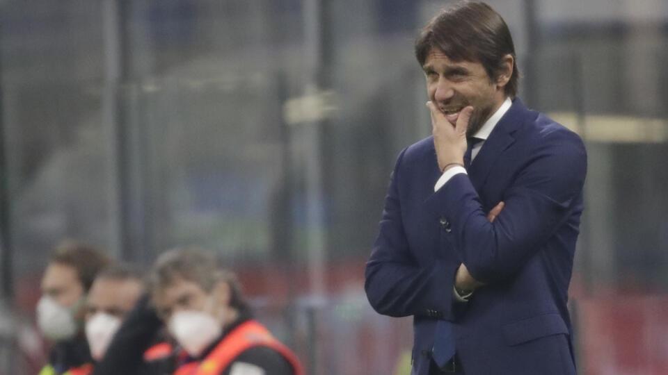 WA 49 Miláno - Tréner Interu Miláno Antonio Conte v zápase 4. kola B-skupiny Ligy majstrov Inter Miláno - Real Madrid v Miláne v stredu 25. novembra 2020. FOTO TASR/AP
Inter Milan's head coach Antonio Conte follows the game of the Group B, Champions League soccer match between Inter Milan and Real Madrid at the San Siro Stadium, in Milan, Italy, Wednesday, Nov. 25, 2020. (AP Photo/Luca Bruno)
