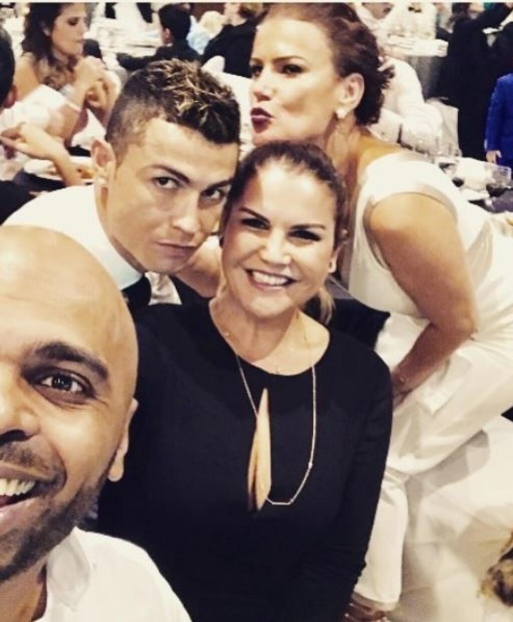 Na smrť chlapčeka zareagovali nielen športovci, ale aj Ronaldova rodina. Portugalčanova sestra Katia Aveiro zverejnila po tragédii list. „Náš anjelik už sedí nášmu ockovi na kolenách. A naše malé dievčatko je tu silné a plné zdravia a bude nám každý deň ukazovať, že jediné, čo je dôležité, je láska,“ napísala Katia.