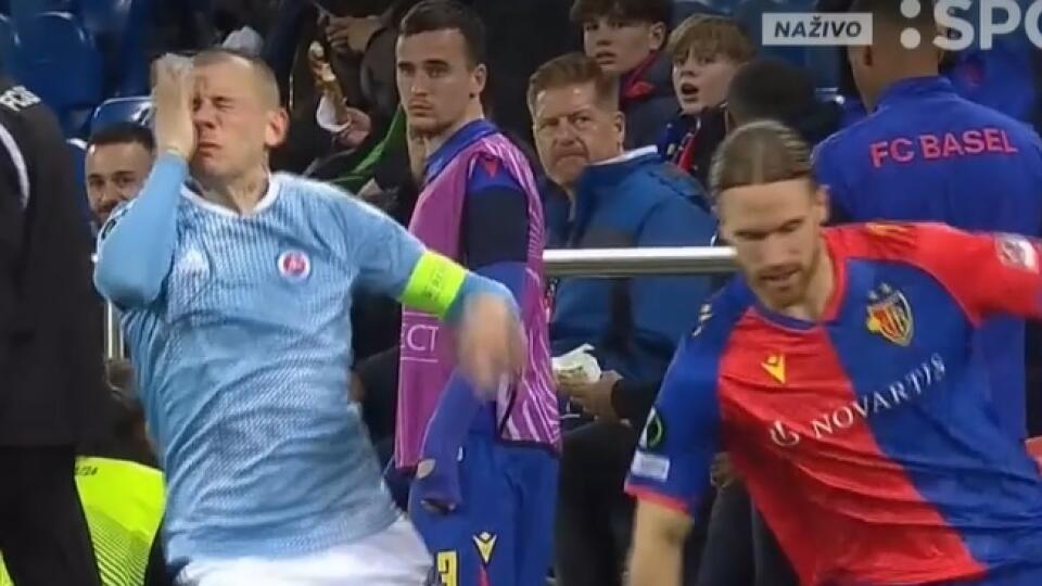 V dueli FC Bazilej - Slovan Bratislava sa nehralo v rukavičkách. Úder do tváre schytal aj Vlado Weiss.